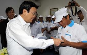 ປະທານປະເທດເຈືອງເຕີນຊາງອວຍພອນປີໃໝ່ກຳມະກອນຢູ່ນະຄອນໂຮ່ຈີມິນ